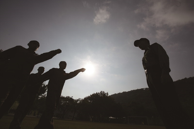 Sha Tsui Correctional Institution emphasises strict discipline, hard work, physical training and foot drill for young male detainees, and instils respect for the rule of law in them.