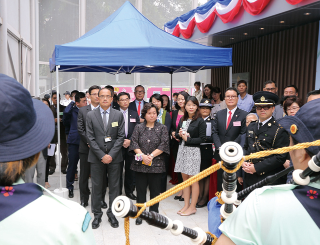 The support of stakeholders is vital to rehabilitation work. The Chairman (2015/2016) of the Board of Directors of Tung Wah Group of Hospitals, Ms Maisy Ho (front row, second left), gives encouragement to persons in custody.