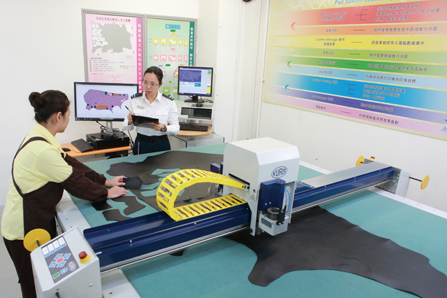 The computer-aided leather cutting system in the Lo Wu Correctional Institution Leather Products Workshop upgrades product quality, enhances production efficiency, and enables persons in custody to acquire the contemporary production knowledge.