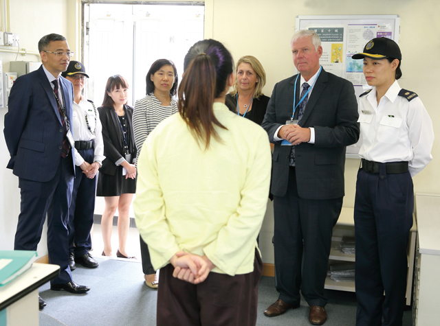 Assistant Commissioner of Correctional Service of Canada, Mr Fraser Gordon Macaulay (second right), visited Lai King Correctional Institution on December 1, 2015.