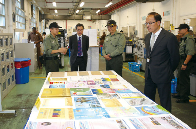 The Correctional Services Department continues to strengthen professional ties with its counterparts of nearby countries. Commissioner of Prisons, Singapore Prison Service, Mr Soh Wai-wah, (second left), visited Stanley Prison on December 1, 2015.