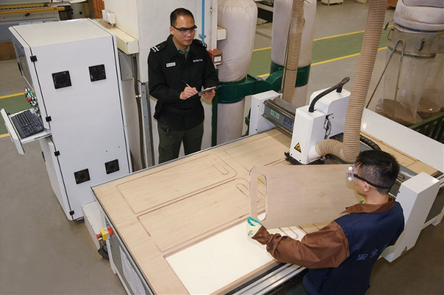 壁屋監獄木工工場的電腦數控雕刻機，能優化作業流程，提高生產效率及安全水平。