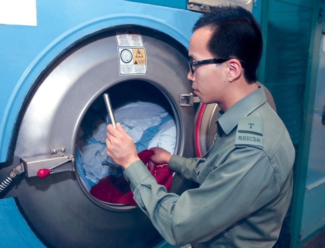 本署為增強對商業洗熨服務的品質監控，引入了多款品檢測量儀器包括水溫記錄儀、反光錶及濕度計等，以確保符合醫院管理局訂立的洗熨品質標準。