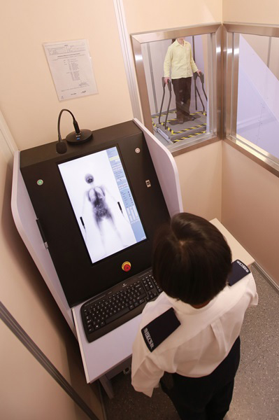 羅湖懲教所添置低幅射X 光身體掃描器，取代以人手對在囚人士進行的直腸檢查。