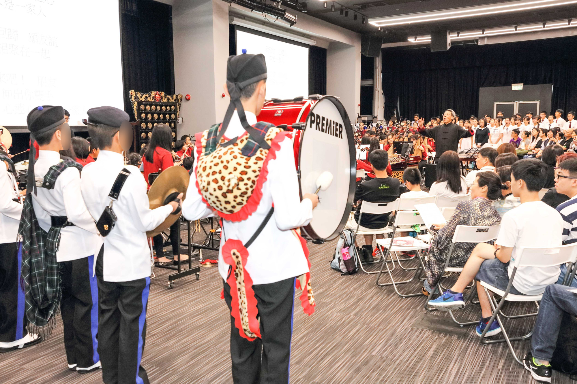 歌连臣角惩教所步操乐队联同青年音乐训练基金于七月一日举行两场音乐会，庆祝香港特别行政区成立二十周年。