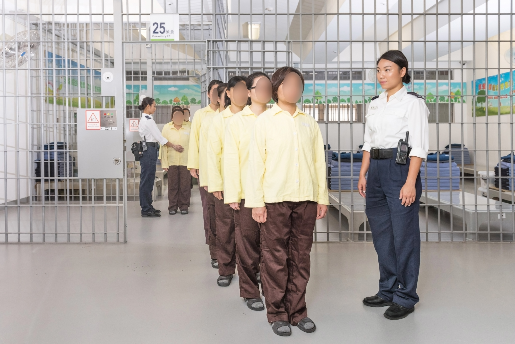 惩教人员监管在囚人士，以维持院所秩序。