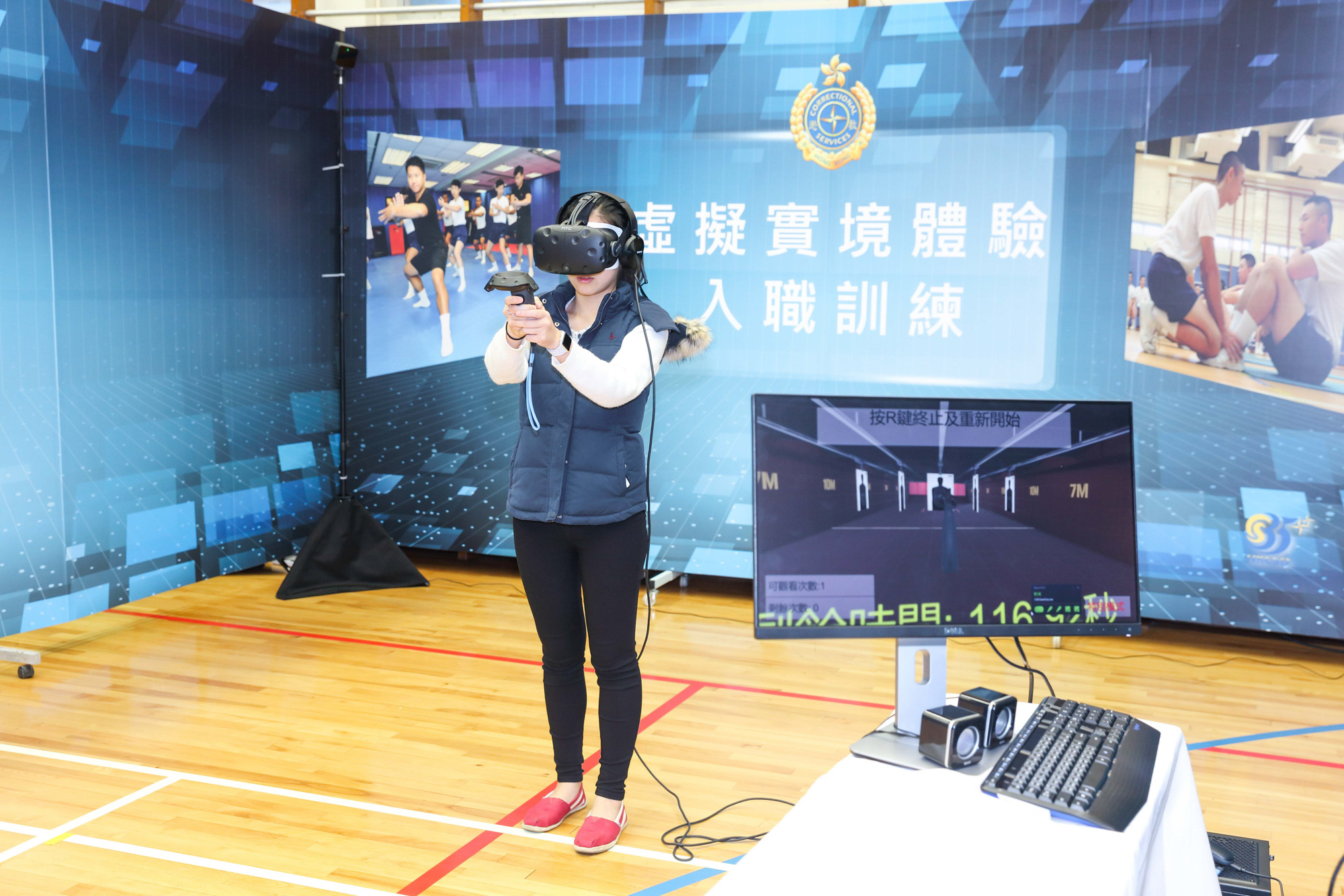 透过虚拟实境设备，市民于职员训练院开放日认识惩教人员的入职训练。