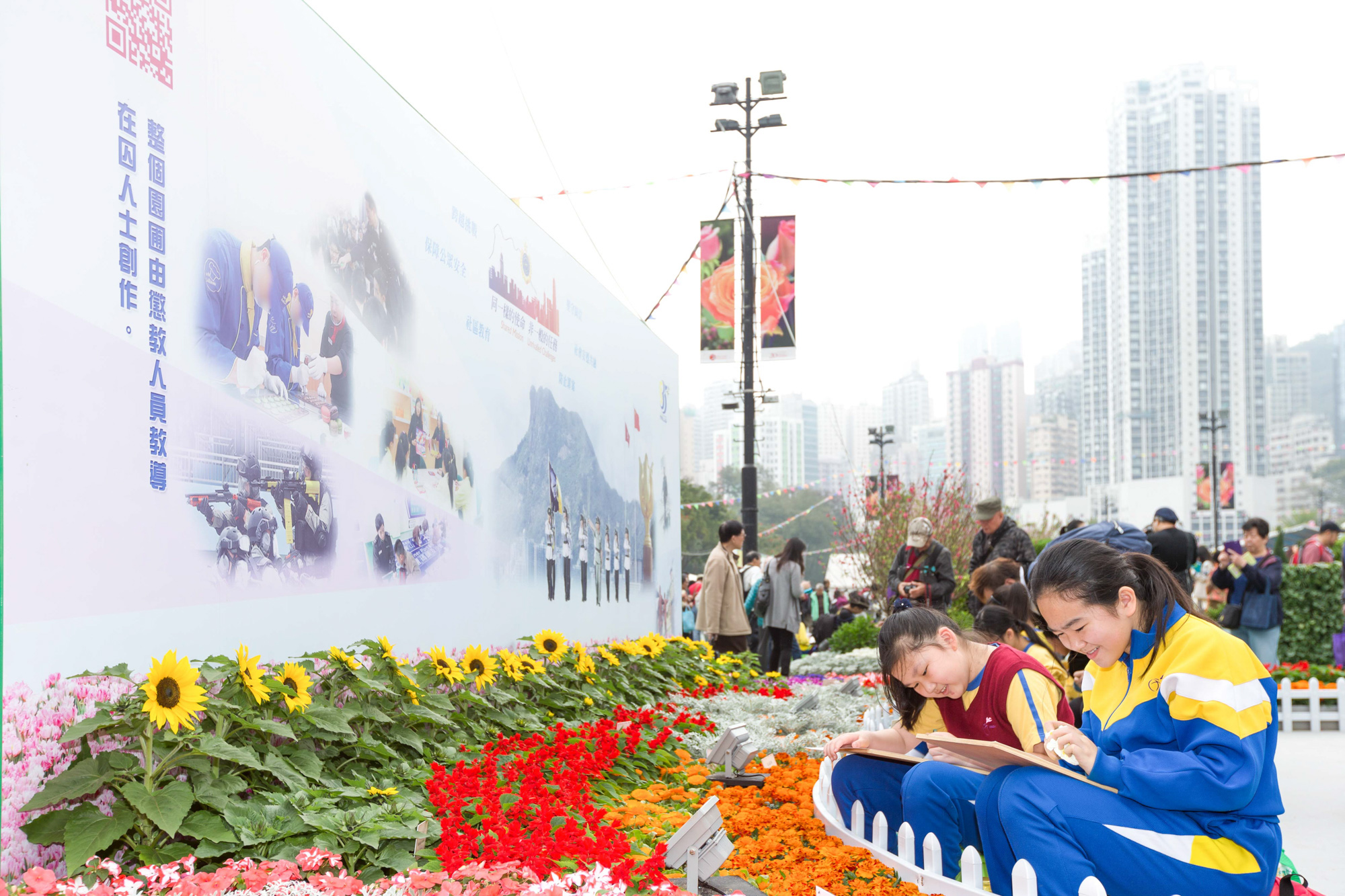 本署参加一年一度的香港花卉展览，我们的参展作品获得不少赞誉。