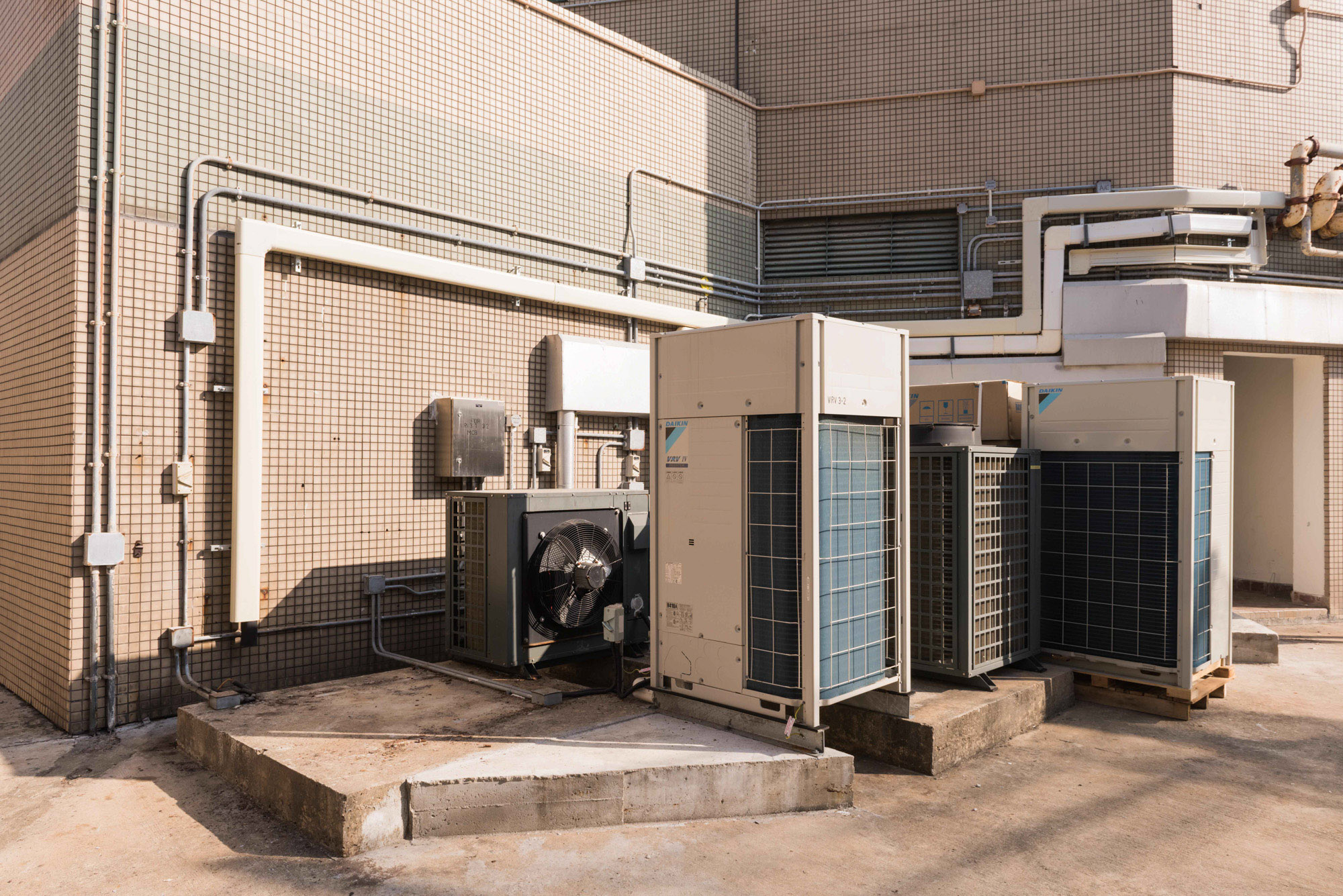 图二，本署以变频式空调装置取代传统的分体式空调装置，节省能源。
