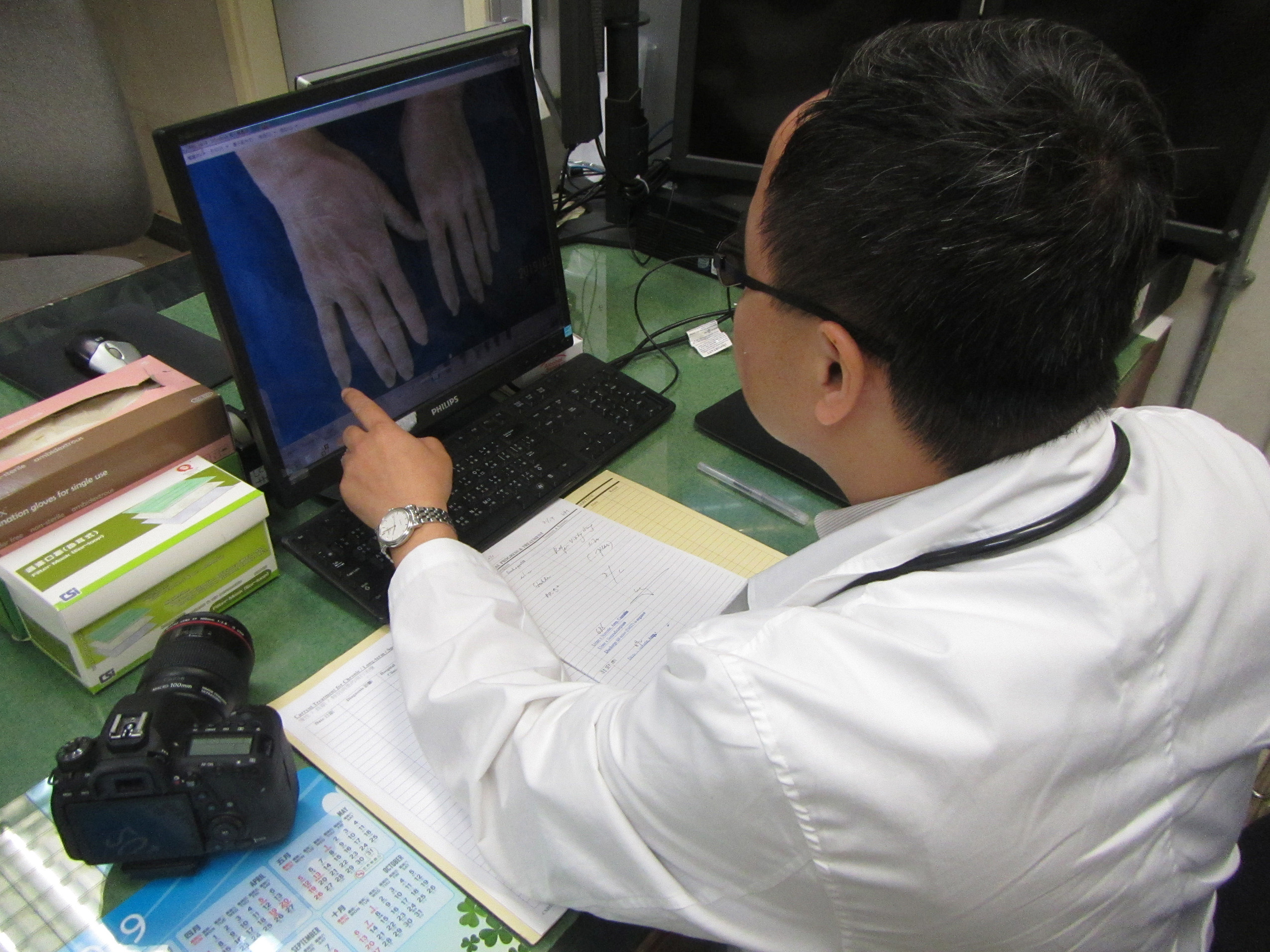 Photo 2 - Working in collaboration with the Social Hygiene Clinic of the Department of Health, the Department has conducted trial dermatological telemedicine consultation for persons in custody at Hei Ling Chau Correctional Institution and Hei Ling Chau Addiction Treatment Centre since June 2018.