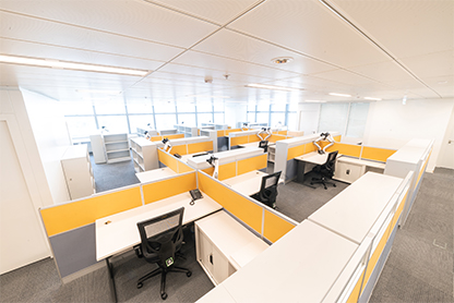相片二 - 本署開發了一系列具人體工學設計的辦公室傢俬以配合政府現代辦公室佈局概念。
