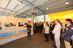 Photo 2 - The public deepened their understanding about the work of CSD through exhibition boards, interactive sessions and anti-riot equipment display, etc.