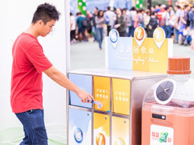 市民將膠樽放入資源回收站的膠樽回收箱。