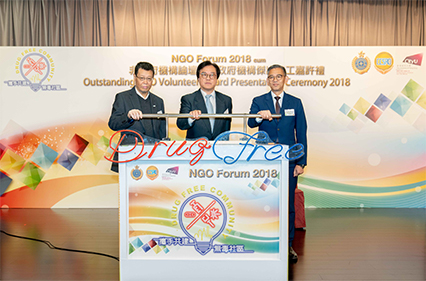 The Department co-organises the NGO Forum cum Outstanding NGO Volunteer Award Presentation Ceremony with local universities.