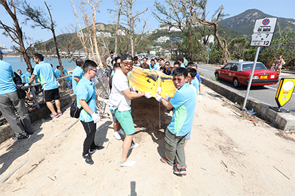 The Oi Kwan Volunteer Group of CSD helps clear fallen trees after the passage of Super Typhoon Mangkhut.