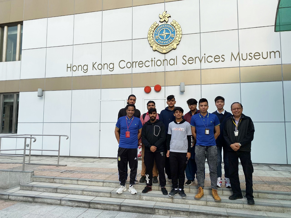 安排非華裔青年參觀香港懲教博物館。