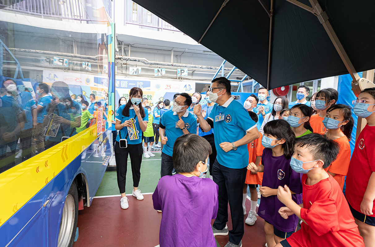 保安局局长邓炳强和惩教署署长黄国兴与学生一同参与互动游戏。