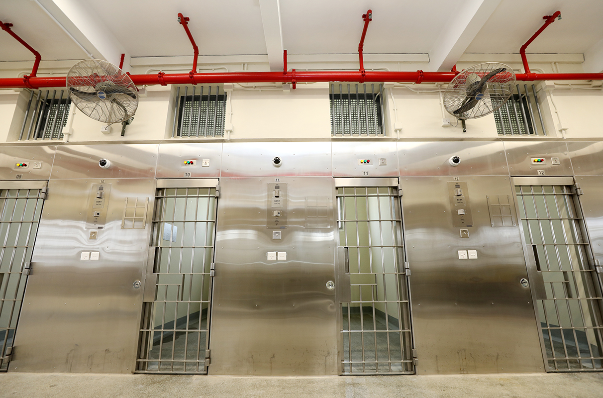 惩教署在院所加装牛角扇及安装通风效能较佳的新式闸门，以改善空气流通。