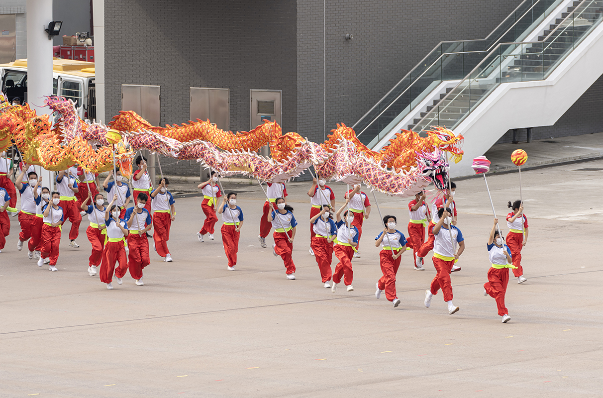 「更生先鋒領袖」在「同心‧展新」紀律部隊暨青少年團體慶國慶73周年暨回歸25周年步操大匯演中表演舞龍。