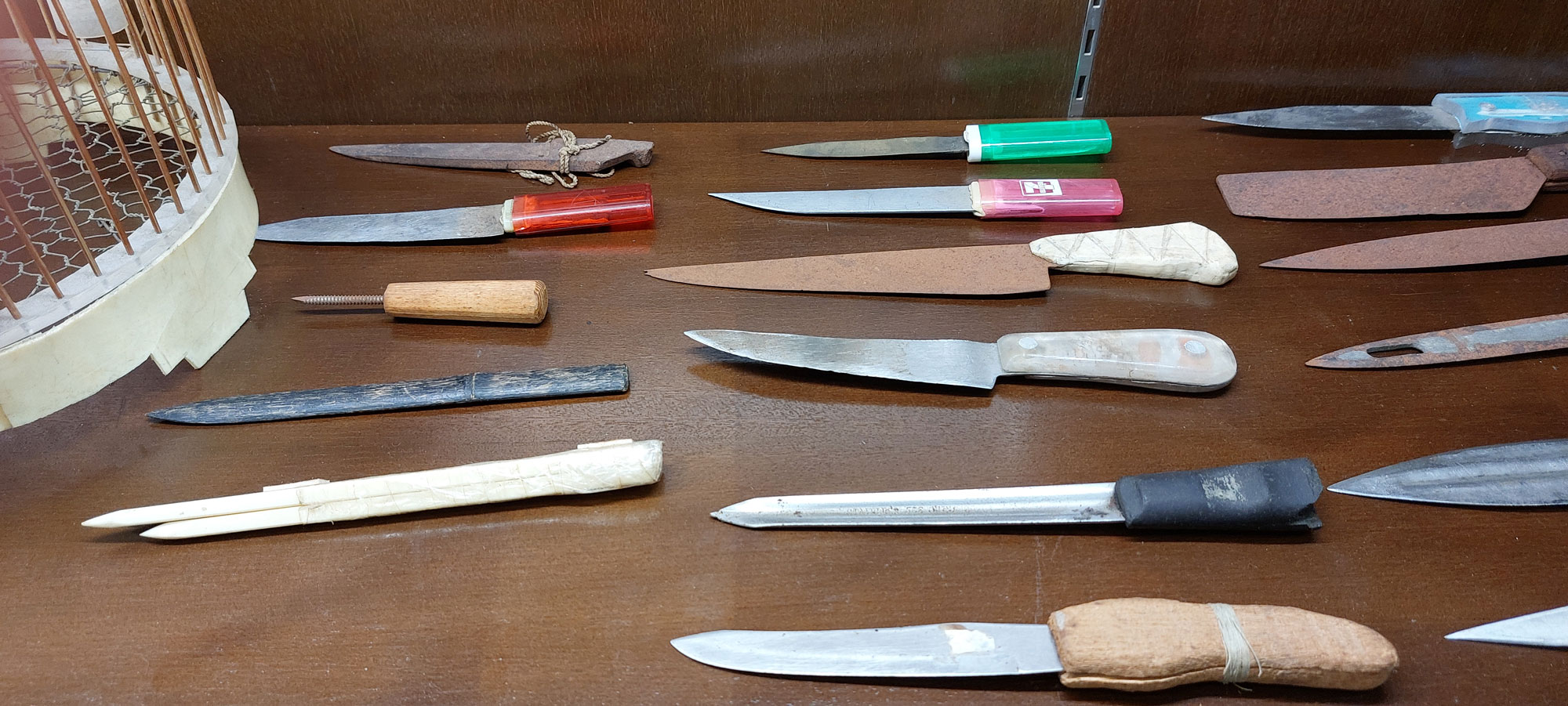 Home-made daggers and small size weapons.