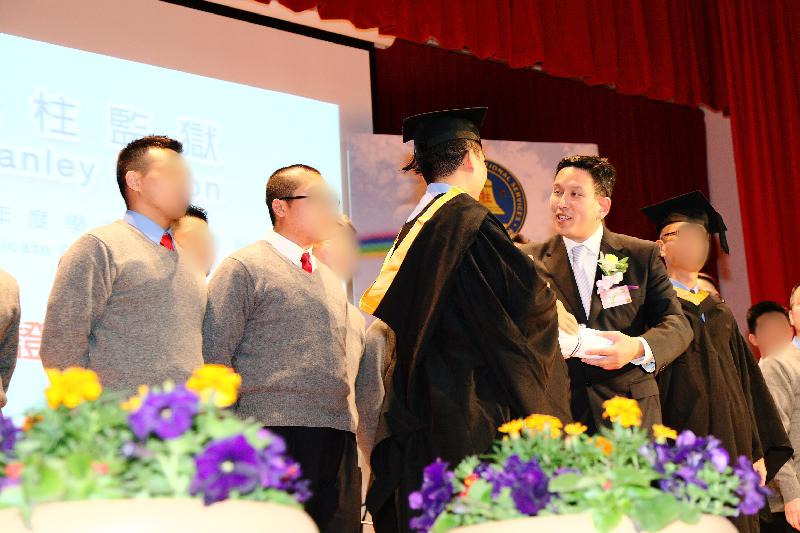 The Chairman of the Board of Directors of Yan Chai Hospital, Mr Edwin Cheng, presents academic certificates to an inmate representative at the presentation ceremony held in Stanley Prison today (January 9)