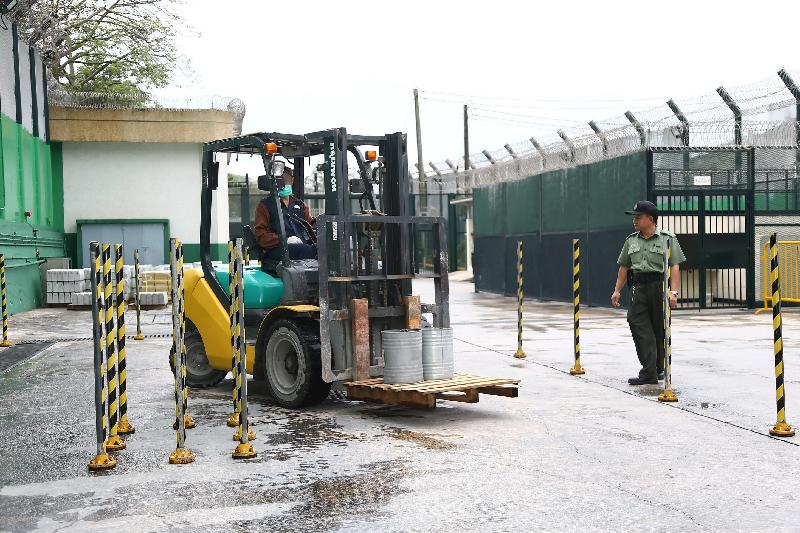 在囚人士示範叉式剷車操作。 