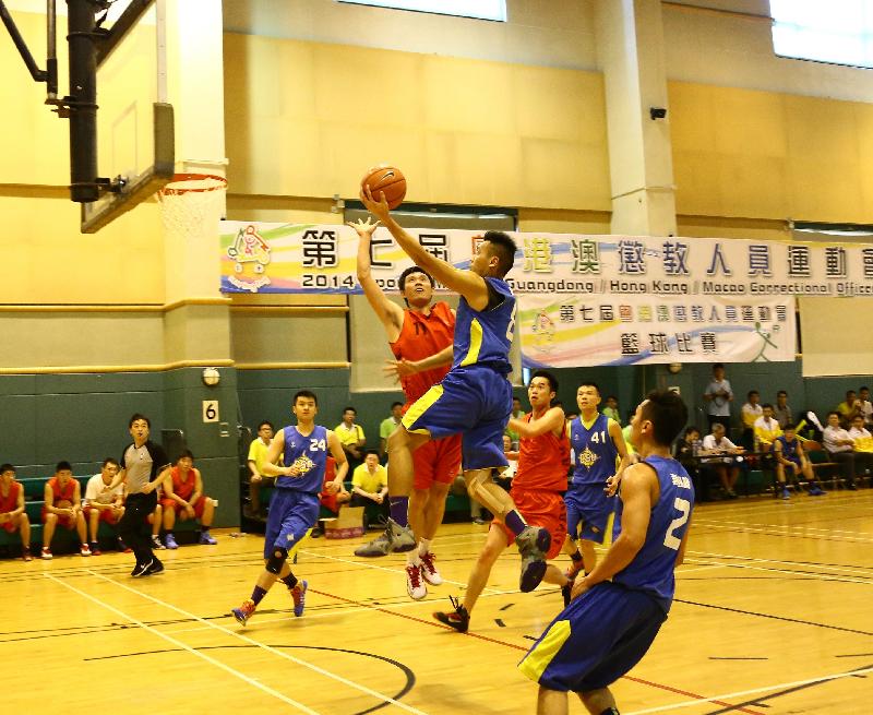 香港懲教人員（穿藍色球衣）在男子籃球比賽中勝出。
