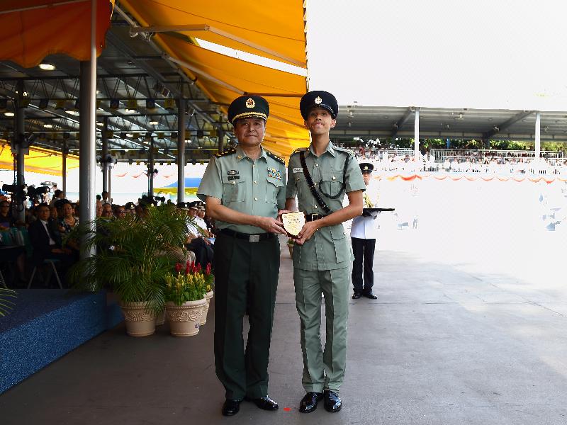 Mr Wang (left) presents a Best Recruit Award, the Principal's Shield, to Officer Li Kwun-kit.