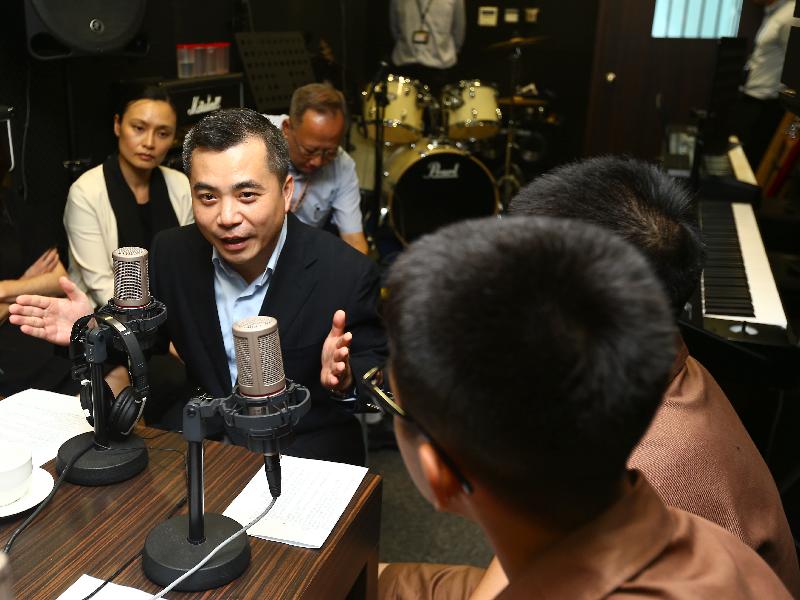 Former Secretary for Justice, Mr Wong Yan Lung, SC, participated in the guest interview session of the "Youth Broadcasting Programme - Shall We Talk" at Pik Uk Correctional Institution today (July 2). He encouraged young persons in custody to set a target for rehabilitation and to make positive contributions to the community in future.