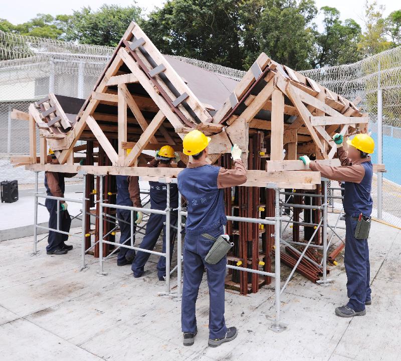修畢「木模板工藝課程」的在囚人士示範建造涼亭。