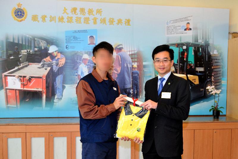 Twenty-four persons in custody were presented with certificates for vocational training courses at Tai Lam Correctional Institution today (November 25). Photo shows the Director of the Construction Industry Council (Training and Development), Ir Leung Wai-hung (right), presenting a certificate to a person in custody.