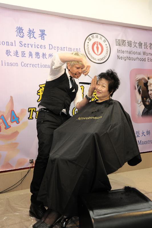 Mr Robinson trims the hair of one of the elderly participants.