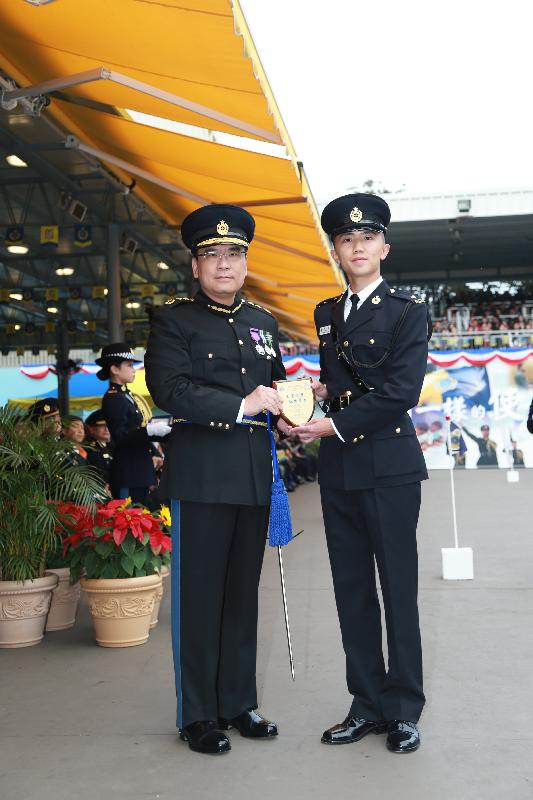 Mr Sin (left) presents the Best Recruit Award, the Principal's Shield, to Officer Mr Cheng Tai-tung at the passing-out parade.