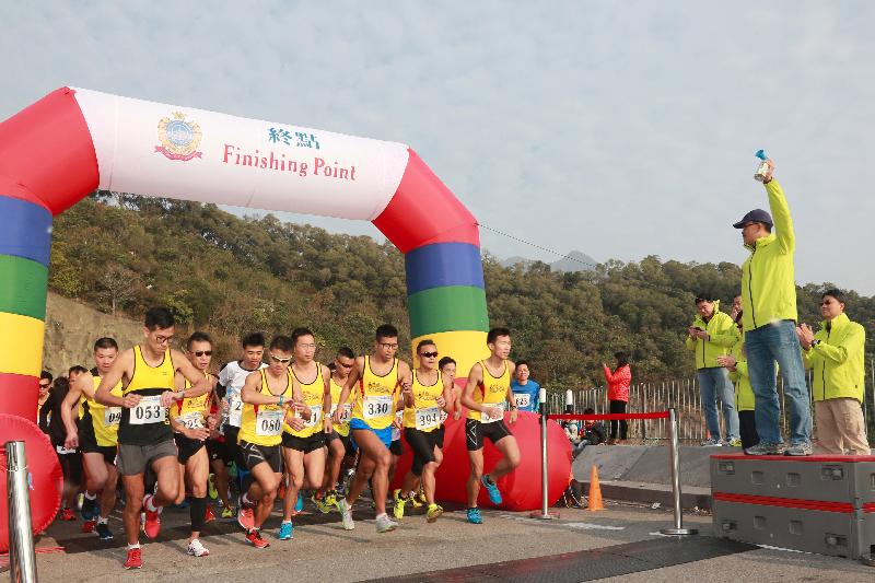 The Commissioner of Correctional Services, Mr Yau Chi-chiu (first right), fires the starting pistol for the Correctional Services Department (CSD) 10 kilometres Distance Run at the main dam, Plover Cove Reservoir in Tai Po today (January 10). More than 600 people participated in the race.
