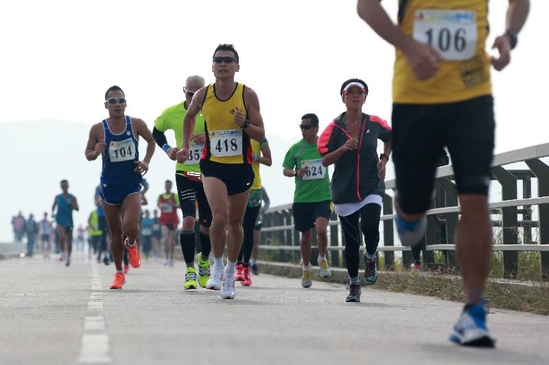  
超过六百人参加惩教署在大埔船湾淡水湖主坝举行一年一度的十公里长跑大赛。