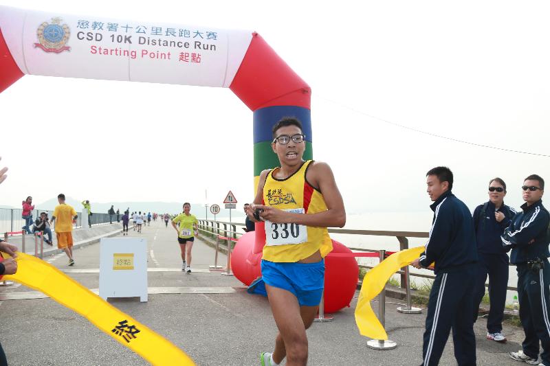 惩教署职员叶东海（前）在惩教署举办的十公里长跑大赛上，以三十三分四十六秒勇夺全场第一名。