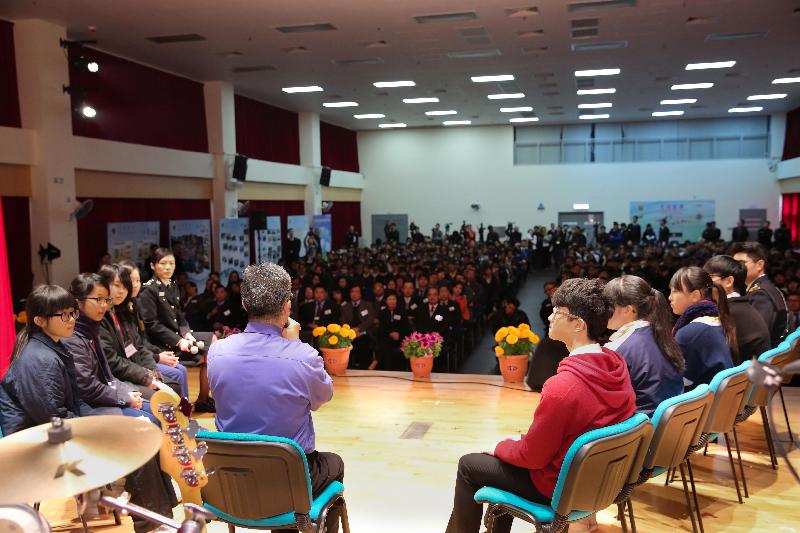 A number of student representatives were invited to talk with persons in custody on stage so as to understand their experiences and reflect upon the importance of abiding by the law.