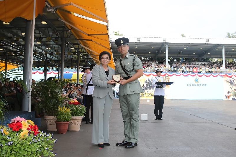 Mrs Lau (left) presents the Best Recruit Award, the Principal's Shield, to Officer Tsang Hing-pang.