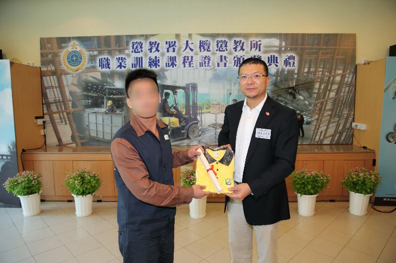 A certificate presentation ceremony for vocational training courses was held at Tai Lam Correctional Institution today (June 30). The Chairman of the District Fight Crime Committee (Islands District), Mr Yu Hon-kwan (right), presents a certificate to a person in custody. 