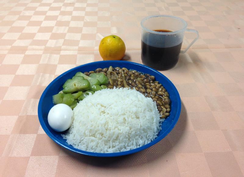 Photo shows the Dietary Scale 4 meal provided to persons in custody in Lai Chi Kok Reception Centre tonight. 