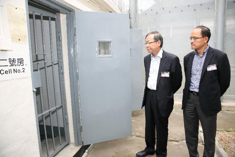 黎棟國（左）和懲教署署長邱子昭（右）參觀馬坑監獄特別組囚倉。
