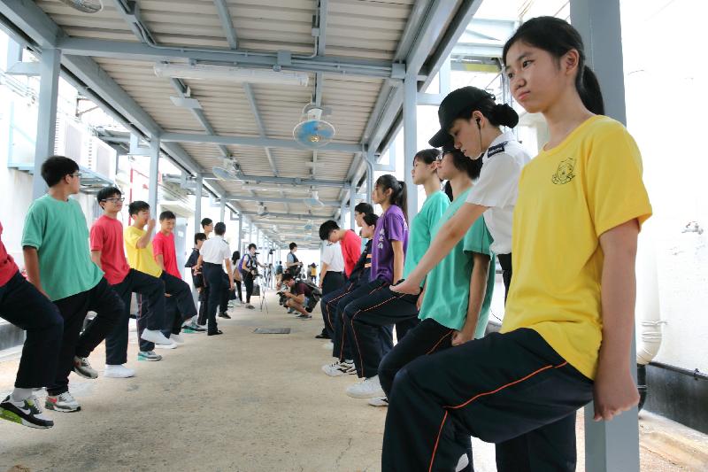 學生在「思囚之路」活動上練習步操提腿動作。