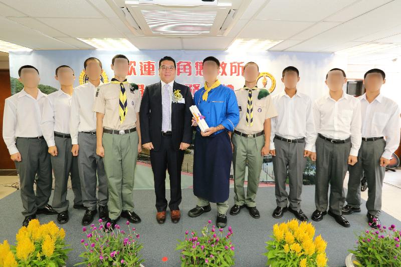 The First Vice-Chairman of Yan Chai Hospital, Dr Cheng Shing-fung (fifth left), presents academic certificates to a representative of persons in custody (sixth left) at a presentation ceremony held in Cape Collinson Correctional Institution (CCCI) of the Correctional Services Department today (September 23).