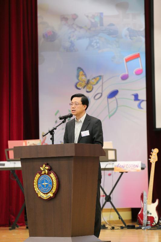Addressing the ceremony, the Acting Secretary for Security, Mr John Lee, said that the drama and music performance allows a group of persons in custody with long sentences or even life sentences to positively influence others, explain their lives behind bars, and share the message of saying no to crime.