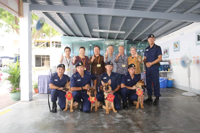 一批長者與四隻出生不久的懲教署警犬和領犬員共處，展現長幼關懷，愛護動物，共同支持更生及慈善工作。