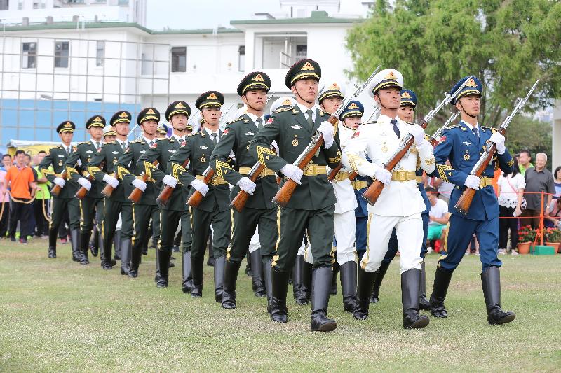 解放軍駐港部隊第一次參與懲教署公開活動，派出二十四名男儀仗隊員表演槍械團體操。