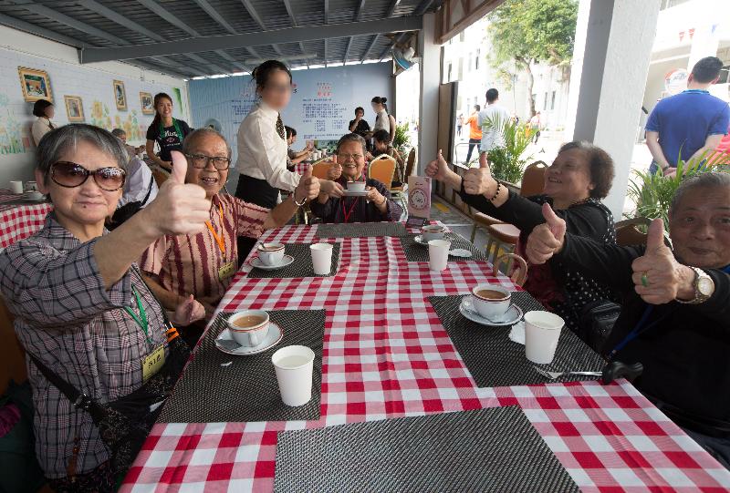 A group of elderly persons from an elderly service unit of the Po Leung Kuk was served by young persons in custody from Lai King Correctional Institution at the Love Café, a themed eatery for vocational training specially set up for the event.