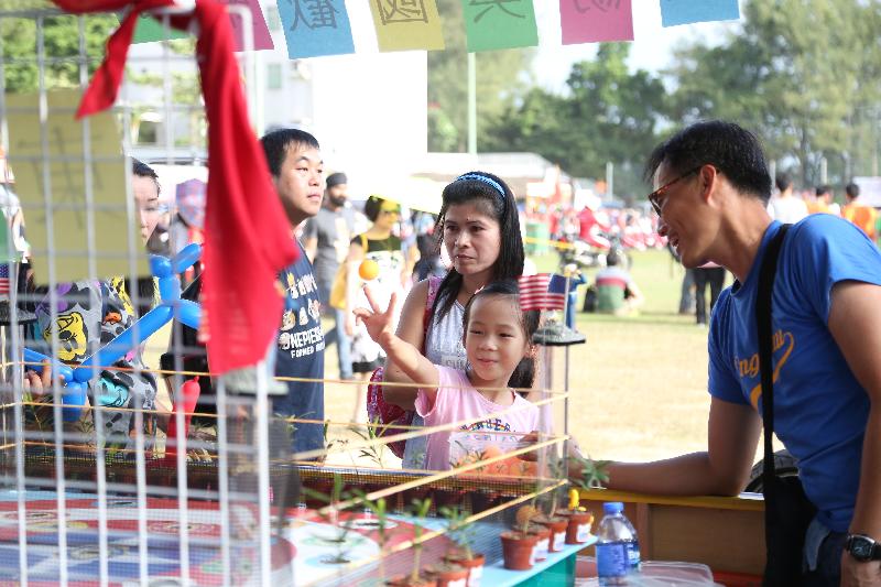 The Correctional Services Department (CSD) Sports Association held its 63rd Autumn Fair at the football field adjacent to Stanley Prison today (November 7). The fair attracted more than 20 000 visitors.