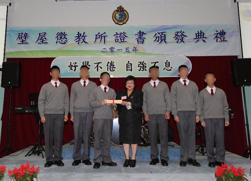 Forty young persons in custody at Pik Uk Correctional Institution of the Correctional Services Department (CSD) were presented with certificates at a ceremony in recognition of their efforts and study achievements today (December 2). Photo shows the Chairman of the Board of Directors of Pok Oi Hospital, Mrs Winnie Tam (centre), presenting certificates to a person in custody.