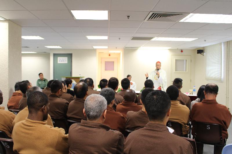天主教香港教区主教汤汉枢机（右一）今日（十二月二十五日）到赤柱监狱主持圣诞弥撒，并与出席的在囚人士讲道，分享信仰哲理。